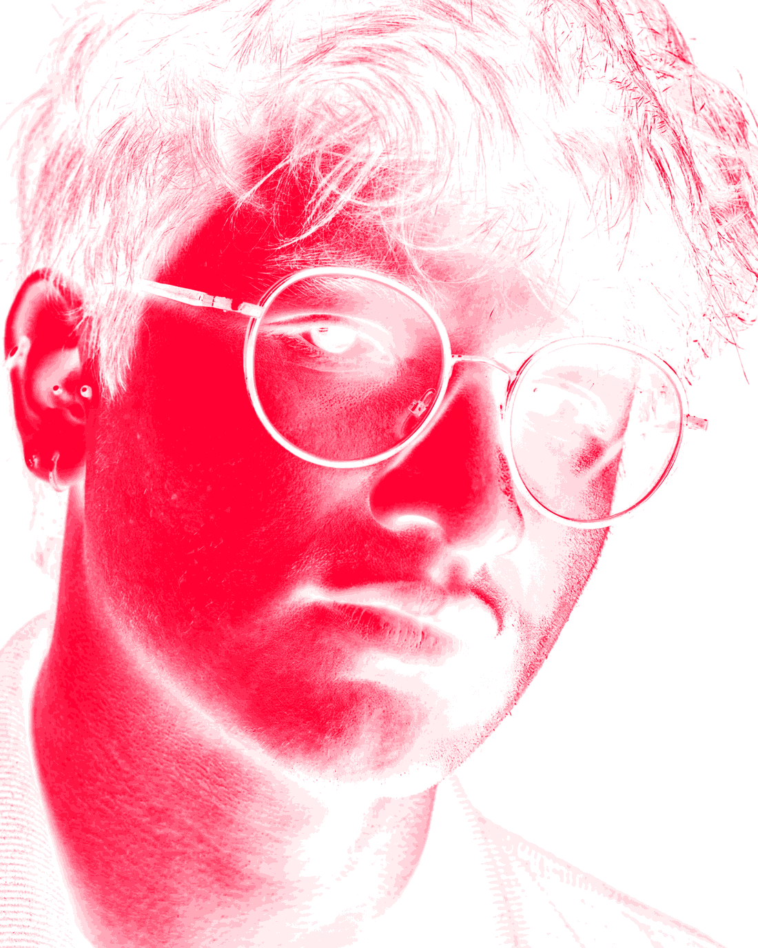 Retrato de Caleb Segarra en blanco y negro con gafas